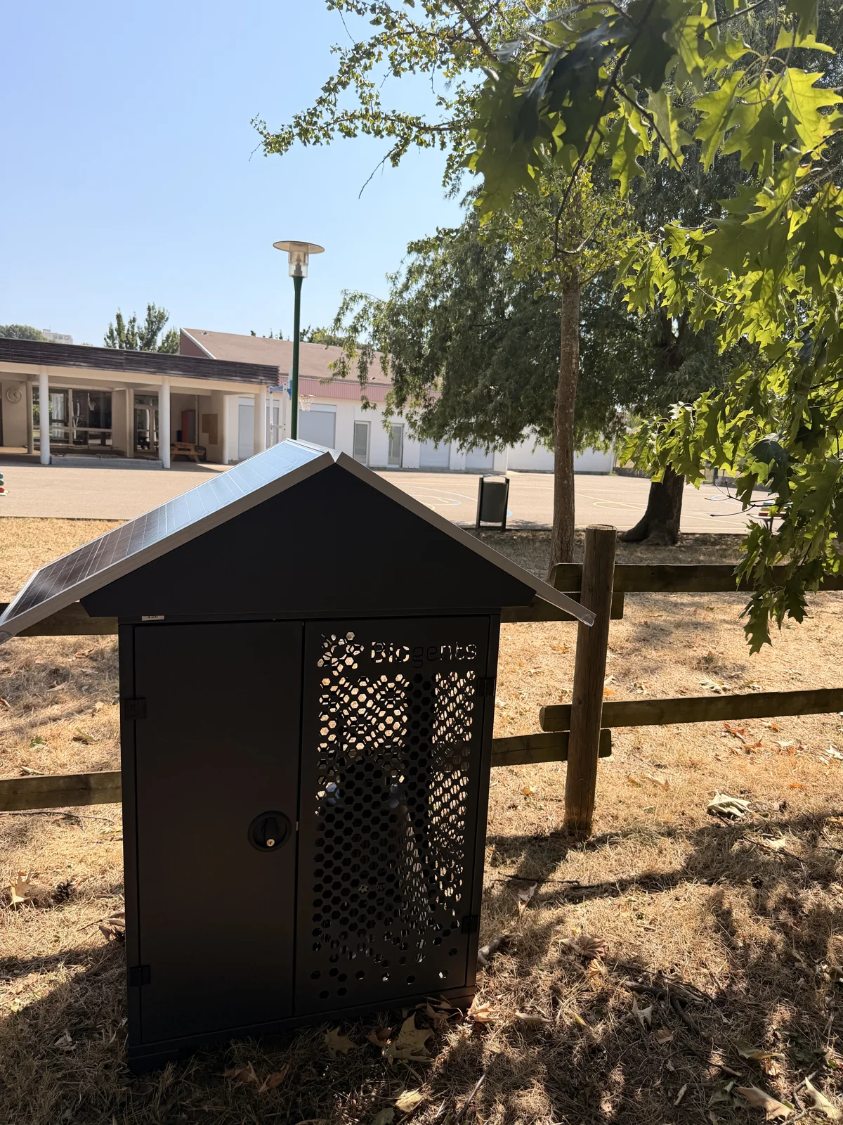 Piège à moustiques avec alimentation solaire installé dans une école de Chassieu